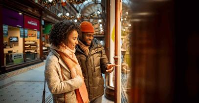 couple-shopping-during-holidays